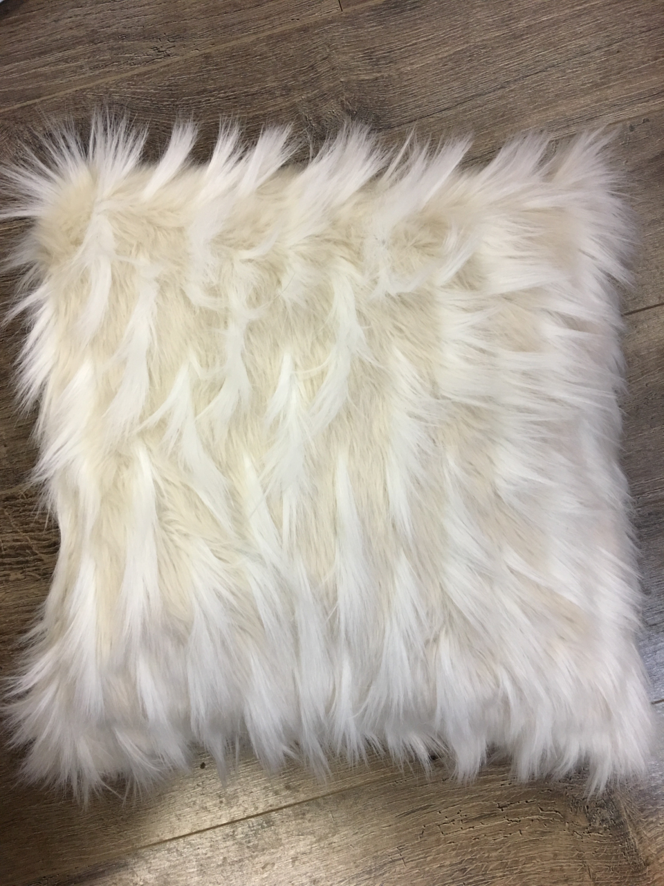 Coussin-en-fausse-fourrure-Cry-me.png
